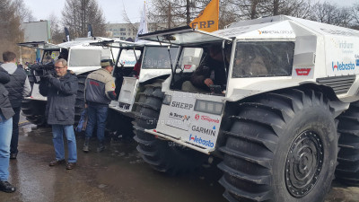 Шерпы на площади дружбы народов.jpg